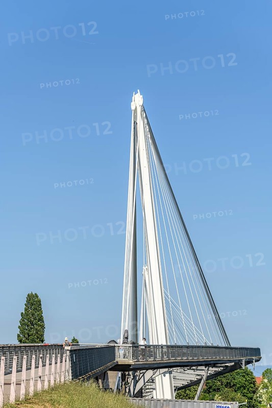 Die Deux-Rives-Fussgängerbrücke zwischen Deutschland und Frankreich in Kehl und Strassburg, ein Symbol der grenzüberschreitenden Zusammenarbeit. Bas-Rhin, Collectivite europeenne d'Alsace, Grand Est