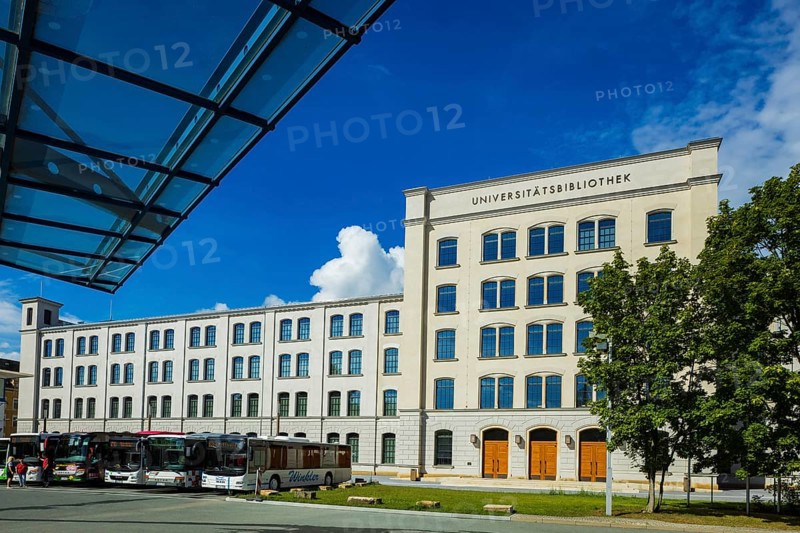 The Alte Aktienspinnerei was built around 1850 and was once the largest spinning mill in Saxony. After a fundamental rebuilding and reconstruction, the university library and the university archive move into the building