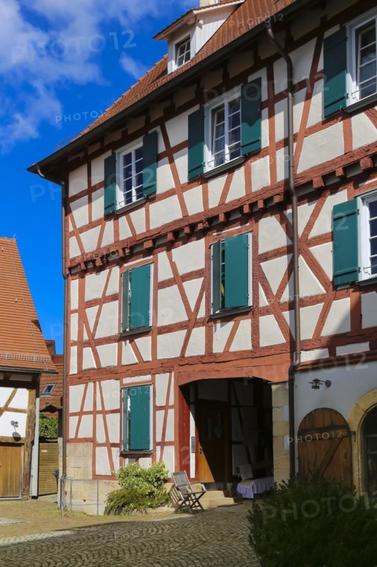 Gomaringen Castle, castle courtyard, paving stones, windows, green shutters, former parish residence of Johann Ulrich Schwindrazheim, Gustav Schwab Museum, former aristocratic residence, historic building, former castle, three-storey half-timbered building, architecture, Gomaringen, Baden-Württemberg, Germany, Europe