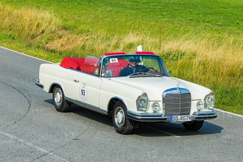 A drive for vintage vehicles. Skilful handling of the vehicle, finding the route by means of the road book and consistent driving style will be assessed. The route, time and drive-through checks as well as special stages are determined by the road book and the boarding card. Mercedes W 111 1963