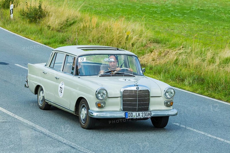 A drive for vintage vehicles. Skilful handling of the vehicle, finding the route by means of the road book and consistent driving style will be assessed. The route, time and drive-through checks as well as special stages are determined by the road book and the boarding card. Daimler Benz 230 1966