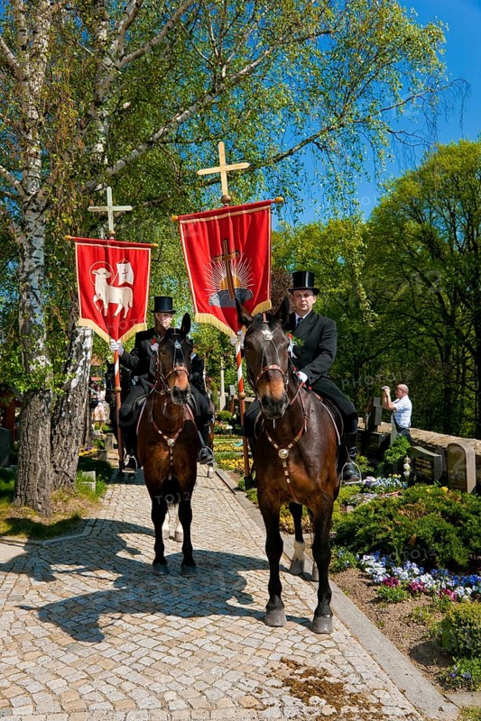 Every year at Easter there are about 5 processions in Lusatia, each with about 200 riders. The Catholic Church continues old Sorbian rites here. Thousands of spectators watch the impressive cavalcades