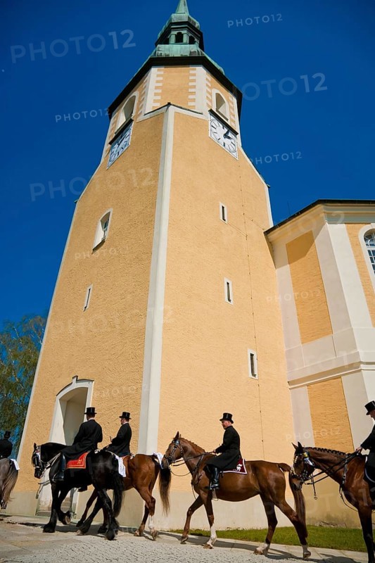 Every year at Easter there are about 5 processions in Lusatia, each with about 200 riders. The Catholic Church continues old Sorbian rites here. Thousands of spectators watch the impressive cavalcades