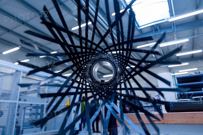 After only four months of construction, the high-tech start-up herone is moving into a new production hall at 24 7 Nordpark Dresden, pushing ahead with the series production of its customised thermoplastic fibre composite profiles for use in aerospace projects
