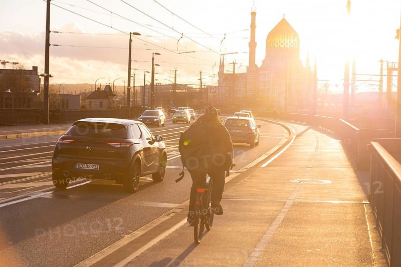 Cyclists on the Marienbrücke in the evening light