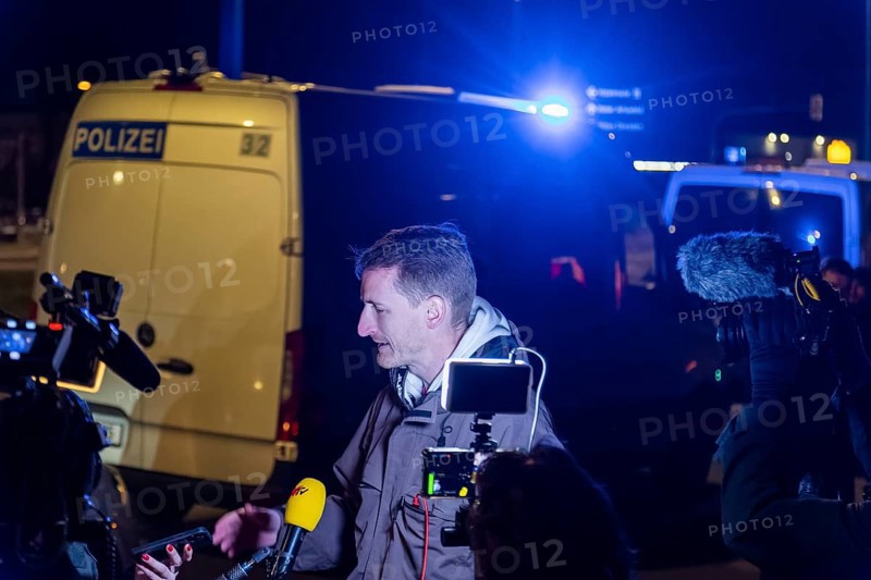 Corona deniers wanted to organise a demonstration in Dresden, which was banned by the city of Dresden. However, up to 500 people ignored this. Units of the Saxon riot police and Berlin police stopped them. A total of 780 police officers were deployed. Lateral thinking head Marcus Fuchs from Bautzen gives an interview