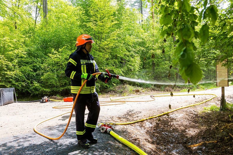 Joint press event of the Saxon State Ministry of the Interior and the Saxon State Ministry of Energy, Climate Protection, Environment and Agriculture Interior Minister Armin Schuster and Environment Minister Wolfram Günther provided information on how to be better prepared for the next forest fires. A firefighter demonstrates the use of extinguishing water from a newly constructed underground cistern
