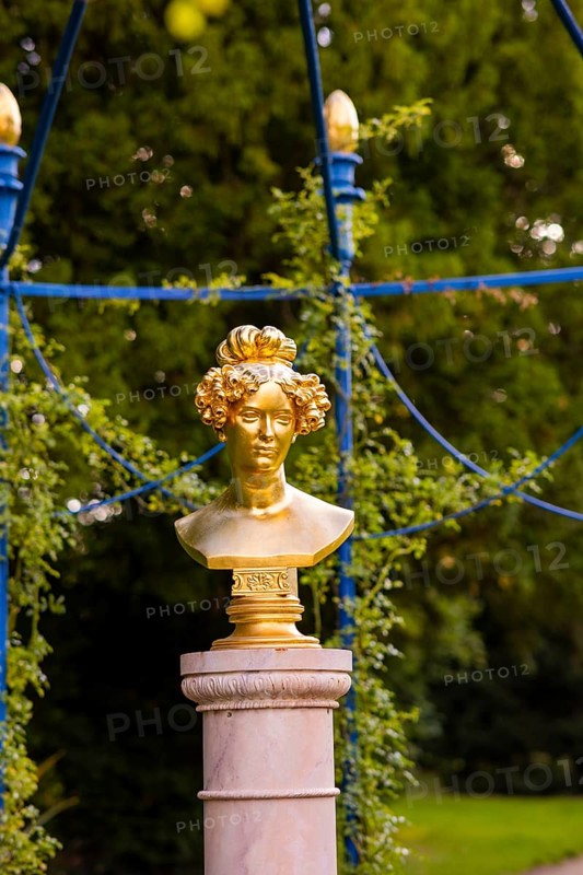 Hermann Fürst von Pückler-Muskau created his retirement work with Branitz Park and Branitz Palace. The kiosk also Rose Arbour with the bust of the famous soprano Henriette Sontag