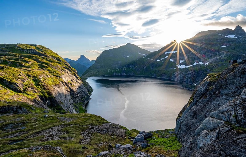 Mountain landscape with lake Tennesvatnet, at sunrise with sun star, Moskenesoya, Lofoten, Nordland, Norway, Europe