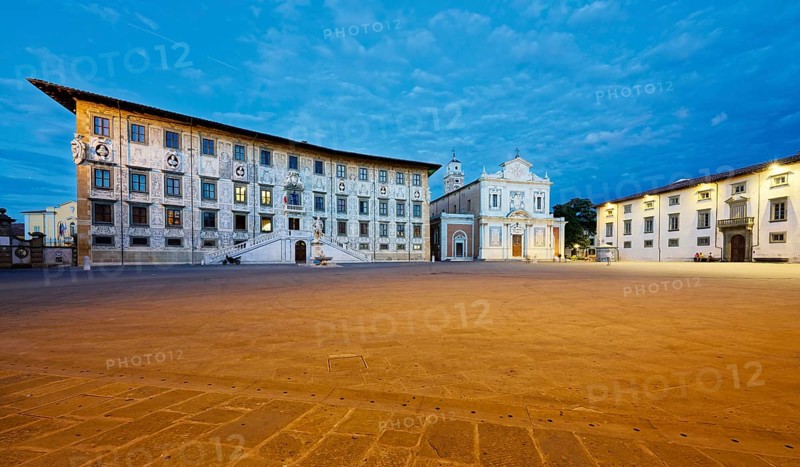 Evening, Palazzo della Carovana also Palazzo dei Cavalieri, Facade Sgraffito by Giorgio Vasari, Santo Stefano dei Cavalieri, Piazza dei Cavalieri, Pisa, Tuscany, Italy, Europe