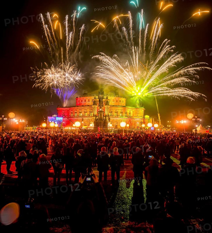 12th Semper Opera Ball in Dresden, laser and fireworks show by Tom Röder, for the opening. (Â© www.dresden-fotografie.de) (01772156417)