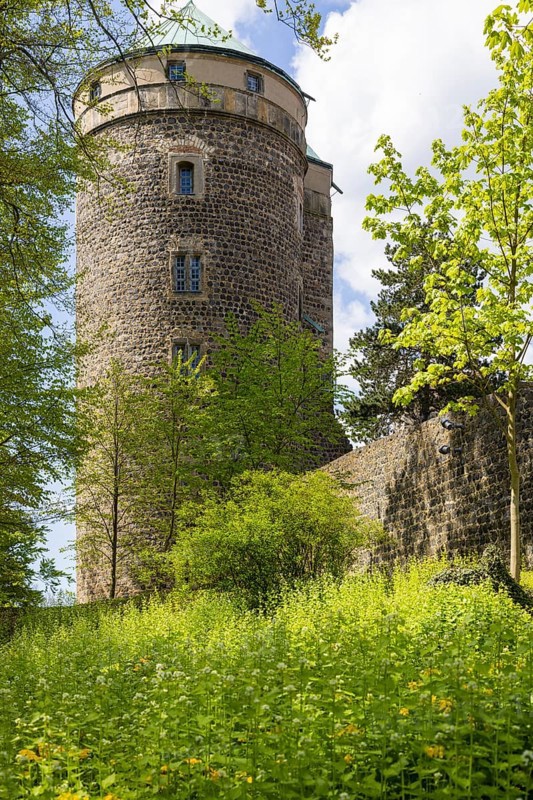 Stolpen Castle, which in its history was converted from a hilltop castle to a palace and later used as a fortress, is located about 27 kilometres east of Dresden, directly south of the historic town centre of Stolpen in the district of Sächsische Schweiz-Osterzgebirge at 356 m above sea level