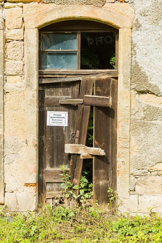 The Koenneritz barn, built in 1853, in ruinous condition after a fire in 2000. The former LPG pigsty, which served as a tool shed, was to be converted into a concert hall, a kind of cultural barn