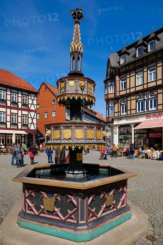 Benefactor's Fountain on the Market Square, half-timbered houses, Wernigerode, Harz Mountains, Saxony-Anhalt, Germany, Europe