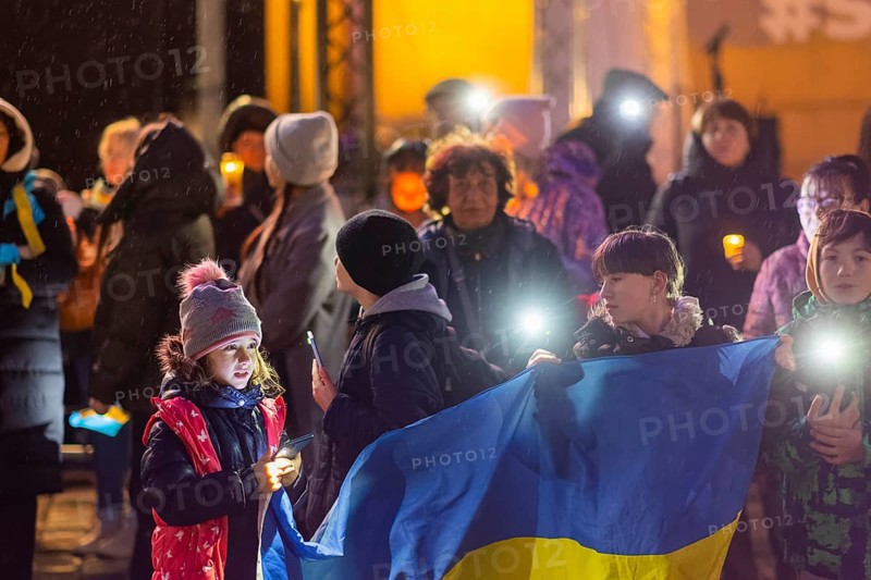 On the first anniversary of the Russian invasion of Ukraine, a large solidarity rally of Dresdeners with numerous Ukrainian refugees took place on Neumarkt in front of the Church of Our Lady. At the end, all participants came together to form a large chain of lights