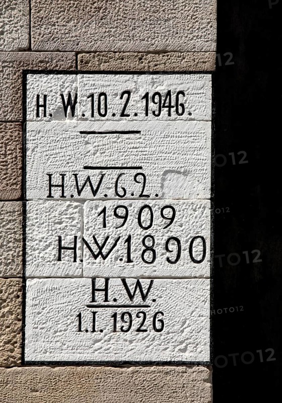 Marked flood levels on a wall as a reminder and warning, Hannoversch Münden, Lower Saxony, Germany, Europe