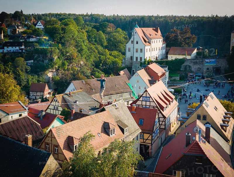 Highline and family festival in Hohnstein Highlines are stretched over the roofs of Hohnstein and between sandstone rocks, over which daring extreme athletes balance