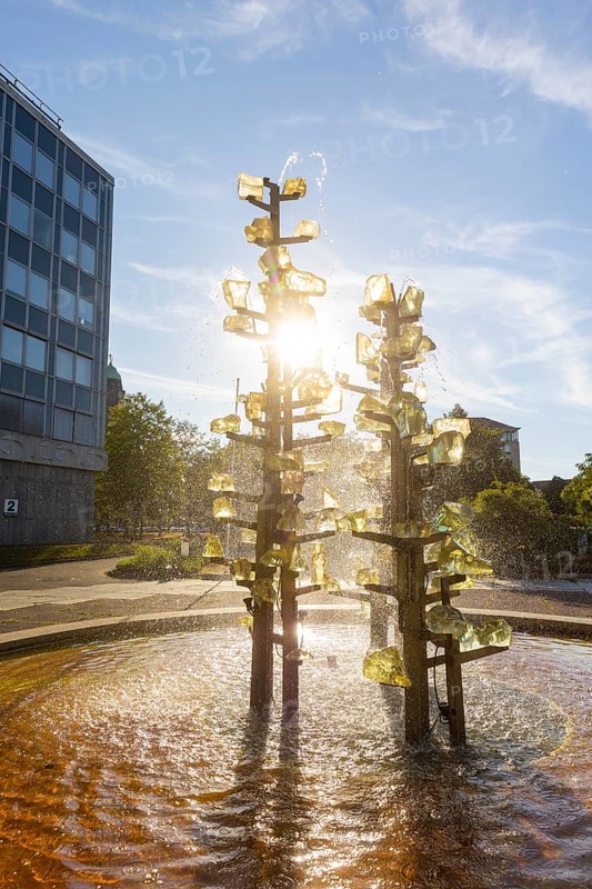 The glass fountain (also known as the Hyacinth Fountain) on Pirnaischer Platz in front of the former Robotron complex was created in connection with the design of the forecourt of the ensemble development there according to a design by sculptor Leoni Wirth. Karl Bergmann was responsible for the wrought-iron work and Helmut Kappelt for the glazing