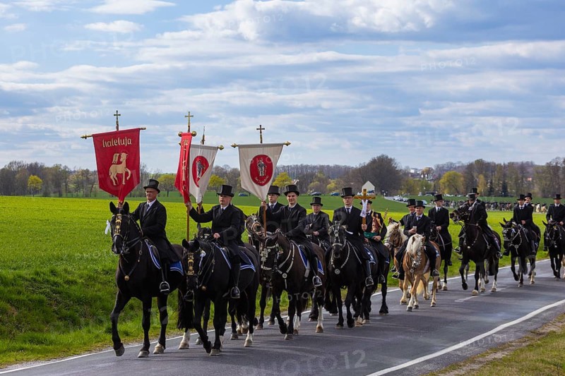 Procession from Panschwitz Kuckau to Höflein, Räckelwitz to Crostwitz. Every year at Easter there are about 5 processions in Lusatia, each with about 200 riders. The Catholic Church continues old Sorbian rites here. Thousands of spectators watch the impressive cavalcades