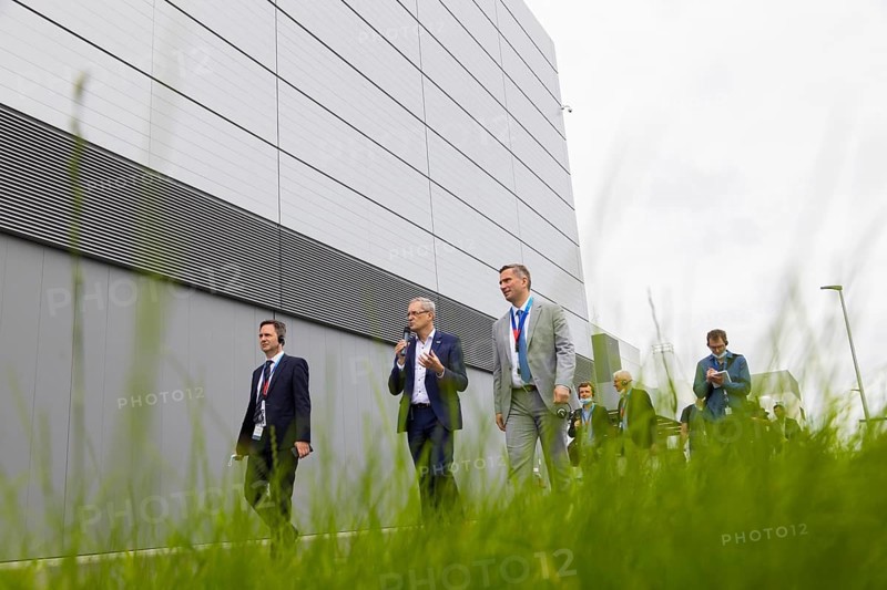 Minister of Economics Martin Dulig visited the newly built Bosch semiconductor factory in Dresden on Monday, 19 July 2021. Together with the new site manager, Dr Christian Koitzsch, and the old site manager, Otto Graf, he toured the factory and grounds of the plant. It is the first visit of the Saxon Minister of Economic Affairs to the chip factory. With the official opening of the Bosch semiconductor factory in Dresden on 7 June, another important player has settled in Silicon Saxony. For this
