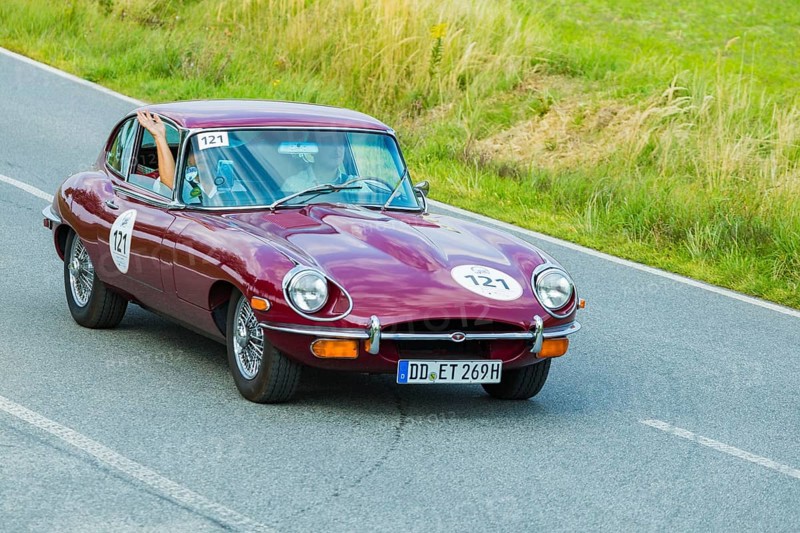 A drive for vintage vehicles. Skilful handling of the vehicle, finding the route by means of the road book and consistent driving style will be assessed. The route, time and drive-through checks as well as special stages are determined by the road book and the boarding card. Jaguar e-type 2 2 1969