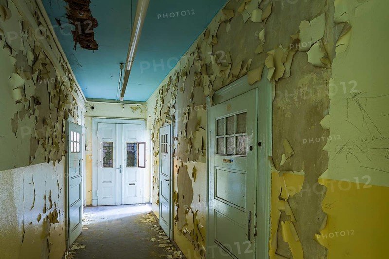 The Stadtbad is a building that was used as an indoor swimming pool for 88 years in the northern suburb of Leipzig. In 2004, the baths were closed due to structural defects. A foundation is working to renovate and revitalise the building. Former administration rooms