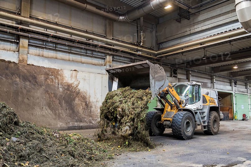A wheel loader is used to move the biowaste delivered to the MVV biogas plant in Dresden, piling up the dimensions and then transporting them to the hermetically sealed fermentation rooms. There, the gas produced is discharged and the resulting product, humus, can be further processed