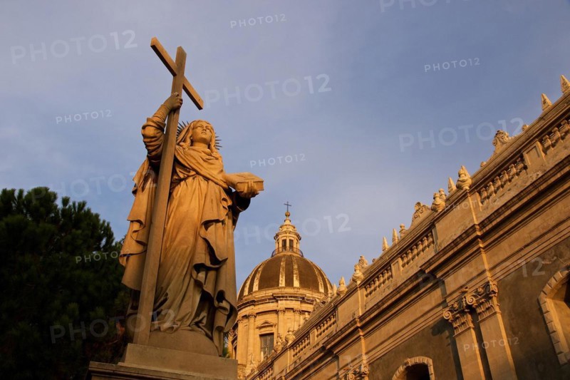 Super wide angle shot, sculpture, Fortes in Fide, with cross, evening light, Cathedral, Catania, Old Town, Baroque Old Town, Eastern Cuisine, Sicily, Italy, Europe