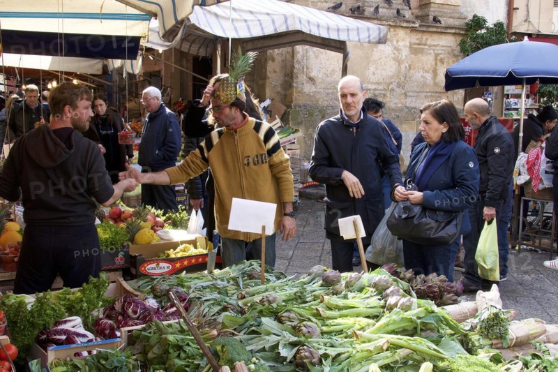 Vegetable and fruit stall, customers, vendor with pineapple as hat, markets, open air, Palermo, capital, Sicily, Italy, Europe