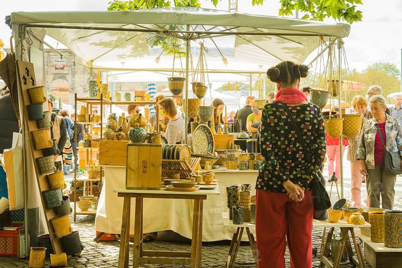 One of the first open-air markets in Dresden at the Goldener horse-rider, freshly renovated and gleaming in the sun. With a valid hygiene concept, extensive signage and disinfection facilities, they try to keep the risk of infection as low as possible. 79 ceramists from all over Germany offer their ceramics here