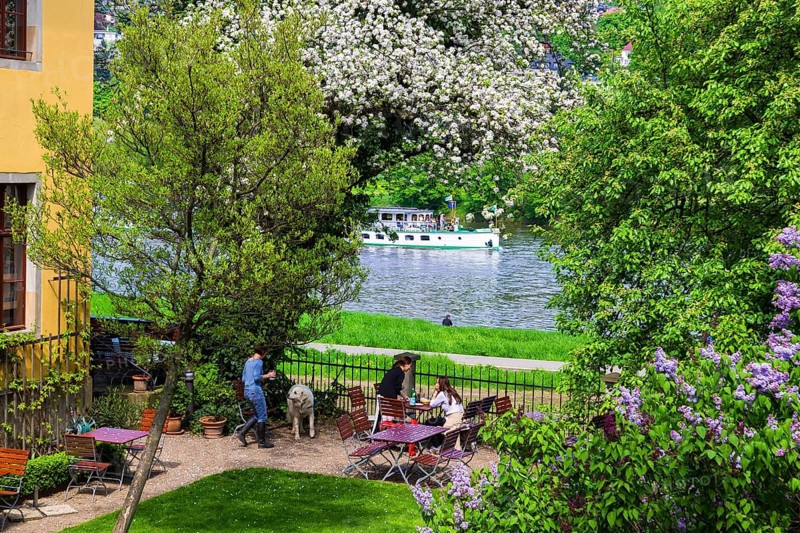 Villa Marie, a well-known restaurant in the villa of the same name next to the Blue Wonder. The house and garden exude a Mediterranean-Italian flair
