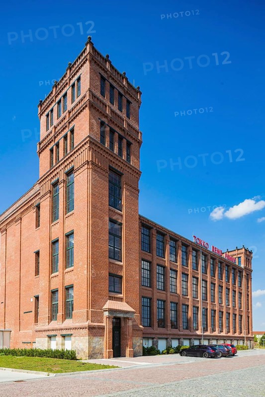 Flöha's new town centre is currently being built on the site of the former cotton mill. In the coming years, the new town hall, perhaps the most beautiful day-care centre for children in Saxony, the cultural and club centre, a modern shopping centre and a colourful mix of gastronomy, trade, cultural and social facilities will move into the redeveloped area