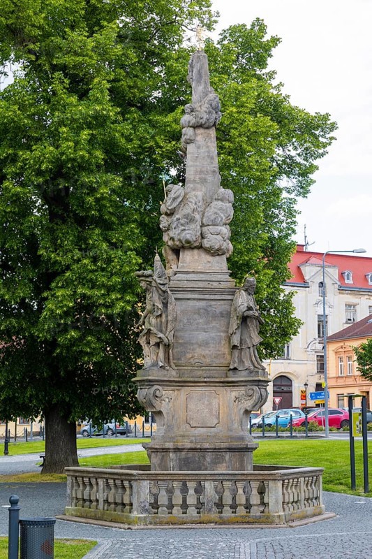 Sluknov (German Schluckenau) is a town in the Okres DÄ›ÄÃ­n in the Ãšstecky kraj in the Czech Republic. Market square with the Holy Trinity Column (created by the sculptor Franz Klein)