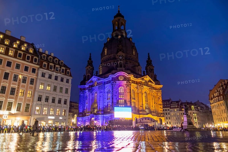On the first anniversary of the Russian invasion of Ukraine, a large solidarity rally of Dresdeners with numerous Ukrainian refugees took place on Neumarkt in front of the Church of Our Lady. At the end, all participants came together to form a large chain of lights