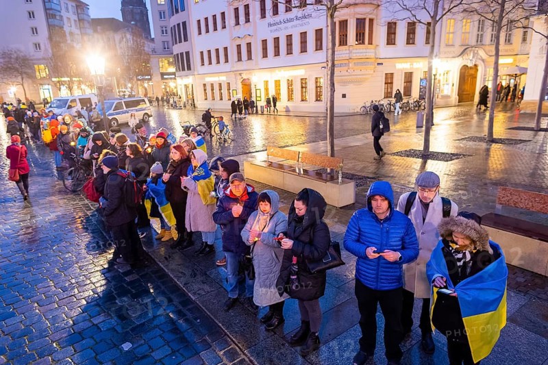 On the first anniversary of the Russian invasion of Ukraine, a large solidarity rally of Dresdeners with numerous Ukrainian refugees took place on Neumarkt in front of the Church of Our Lady. At the end, all participants came together to form a large chain of lights
