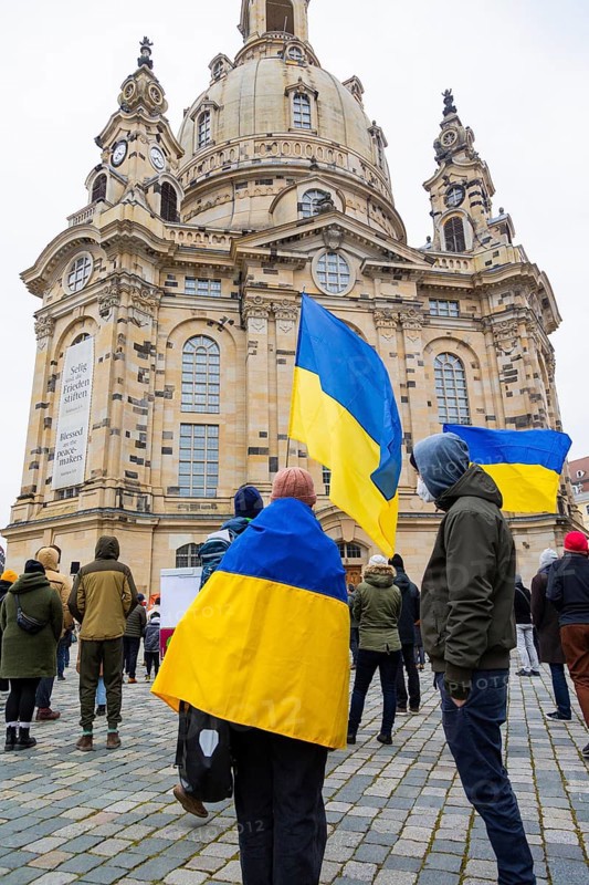 In Dresden, people gathered again on Neumarkt in front of the Church of Our Lady. On posters and banners they demanded, among other things, Stop the War and Freedom for Ukraine and expressed their solidarity with the people in Ukraine
