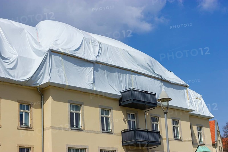 An apartment building in Bannewitz has a massive wood tick infestation despite renovation. The pest control company Groli has sealed the entire roof truss with 1900 square metres of foil and 3 km of tape and will fumigate the area. The residents have to leave the house for the 3-day control period