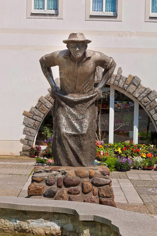 Sculpture Sackhupper on the Dahlen market square