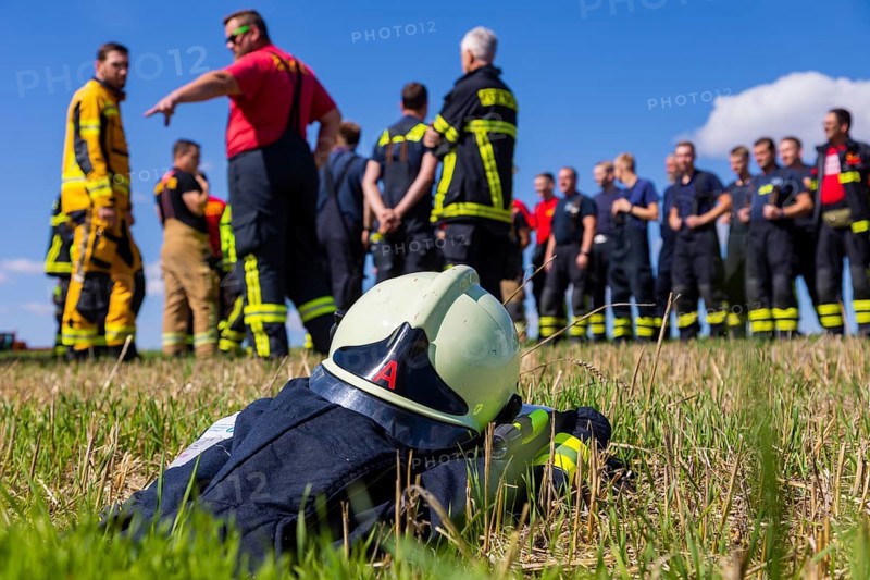 During controlled field fires, the firefighters were able to test various extinguishing methods, from the swatter to the jet pipe