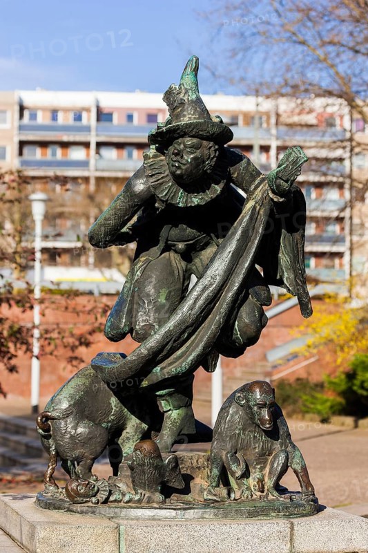 Dresden, the court jester Joseph Fröhlich and his house are commemorated today by a bronze sculpture by Heinrich Apel erected in 1978 on the site of the jester's house