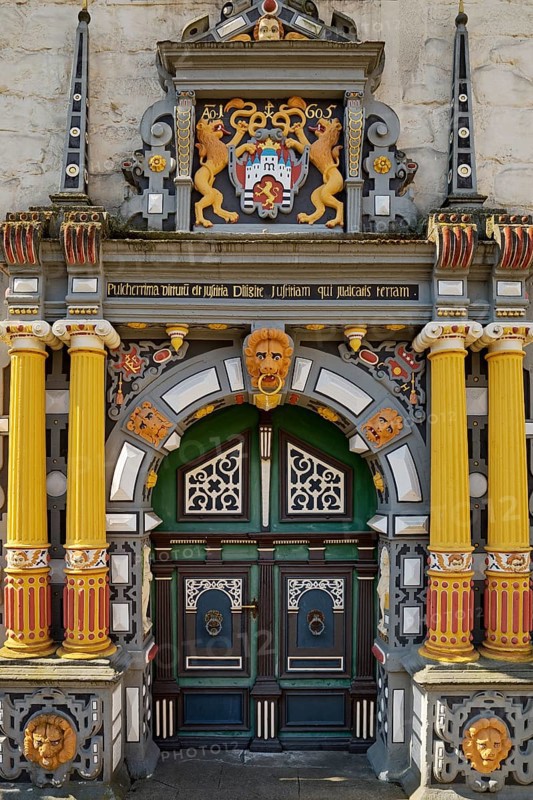 Main portal with colourful wood carving on Münden Town Hall, Weser Renaissance, Hann. Münden or Hannoversch Münden, Lower Saxony, Germany, Europe