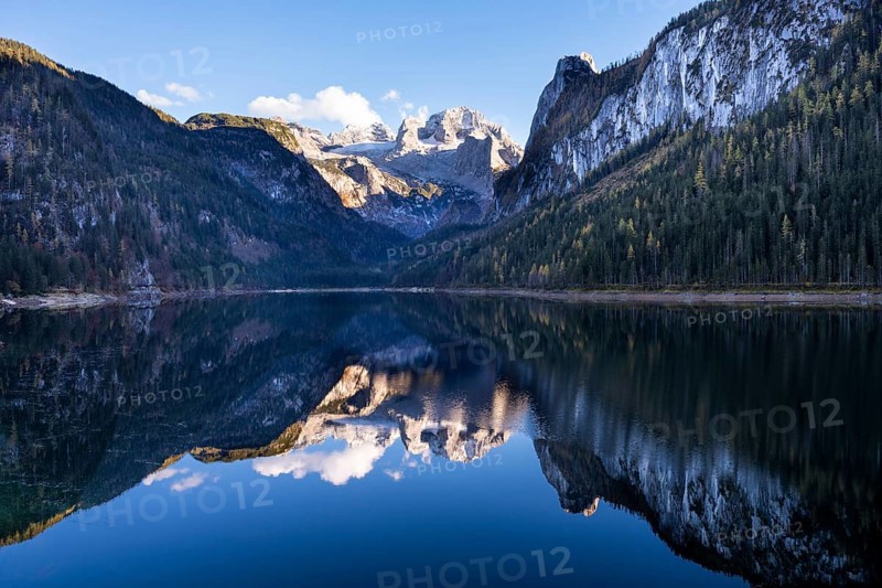 The Vordere Gosausee lake in autumn with a view of the Dachstein mountain range. The Gosaukamm on the right. Blue sky, good weather. Reflection. Vorderer Gosausee, Gosau, Gosau valley, Salzkammergut, Upper Austria, Austria, Europe
