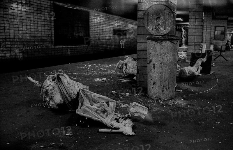 GDR, Berlin, 17 June 1990, Oranienburger Straße S-Bahn station, figures erected by the Weißensee art academy in the closed S-Bahn station, which were destroyed by someone at the beginning of the construction work at the station