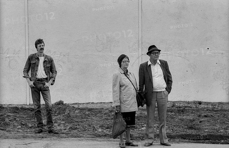 GDR, Berlin, 14 June 1990, Demolition of the Wall at the historic Bernauer Strasse / (Ackerstrasse), demolition by NVA units, spectators