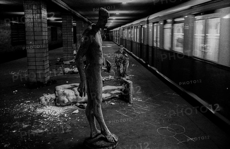 GDR, Berlin, 17 June 1990, Oranienburger Straße S-Bahn station, figures erected by the Weißensee art academy in the closed S-Bahn station, which were destroyed by someone at the beginning of the construction work at the station