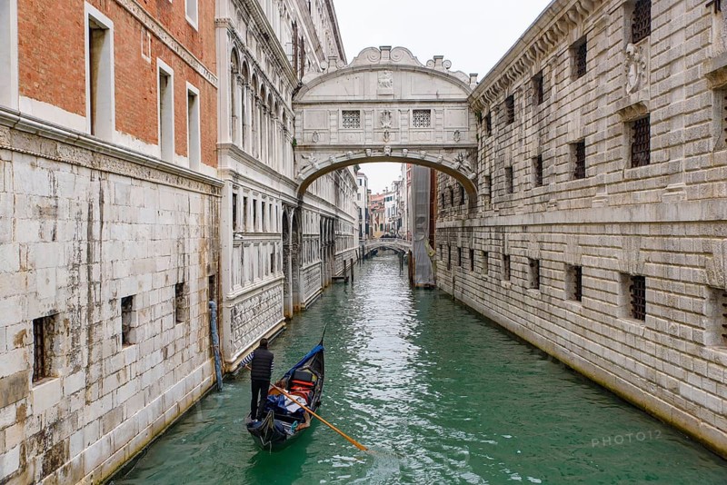 A gondola passing the Bridge of Sighs (Ponte dei Sospiri), Venice, Italy, Europe