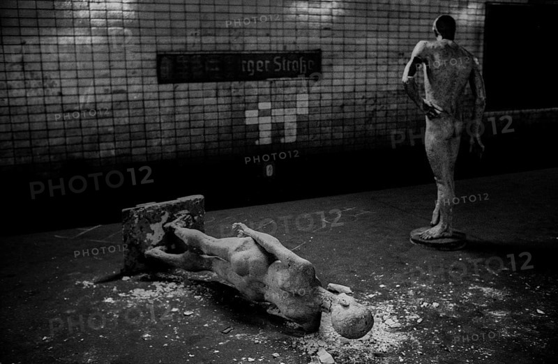 GDR, Berlin, 17 June 1990, Oranienburger Straße S-Bahn station, figures erected by the Weißensee art academy in the closed S-Bahn station, which were destroyed by someone at the beginning of the construction work at the station