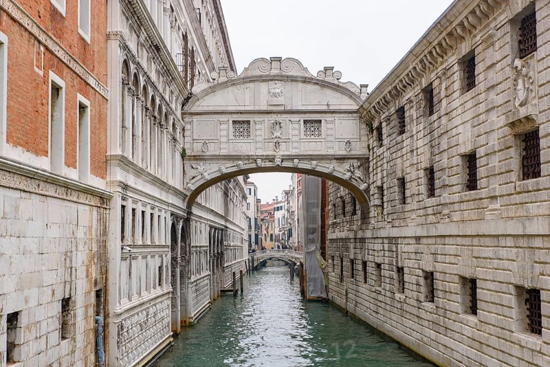 Bridge of Sighs (Ponte dei Sospiri), connecting the New Prison and the Doge's Palace, Venice, Italy, Europe