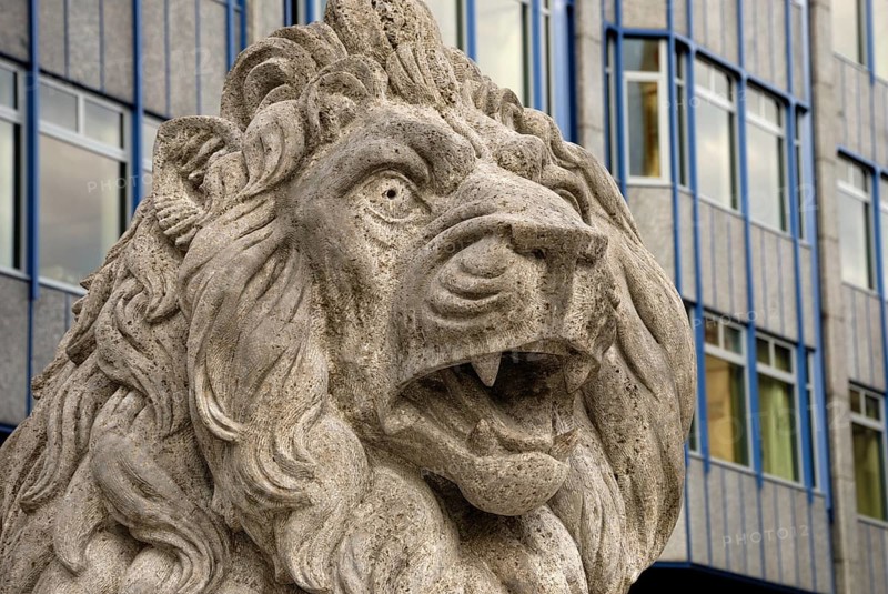Stone lion by Alfred Goerig on Oskar-von-Miller-Ring, Munich