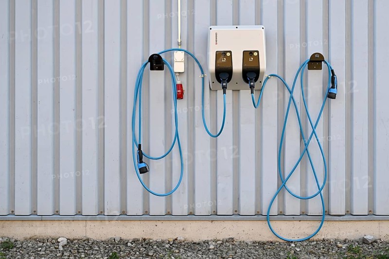 Charging station for electric vehicles